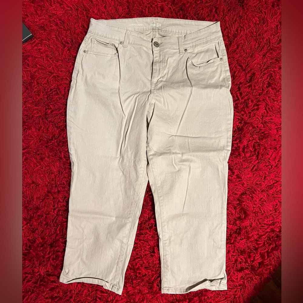VGUC- Style and Co (Macys brand)- size 12 khaki curvy capris